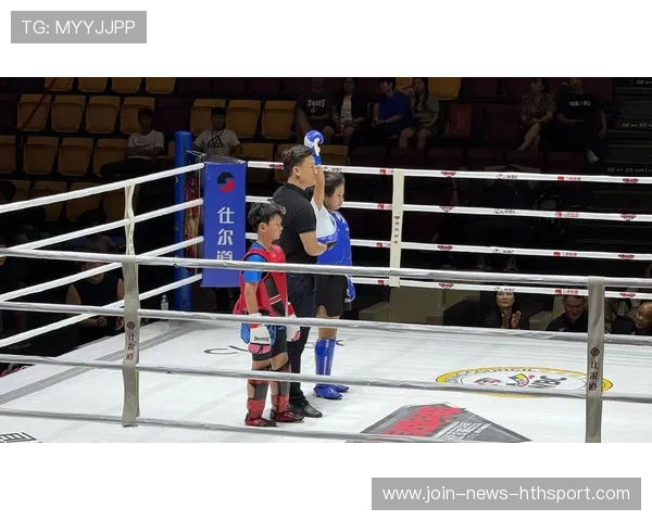 拳击选手卖破绽诱敌上钩一拳制胜