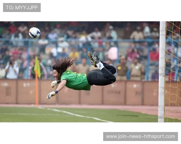 足球花式射门“蝎子摆尾”再现经典，点燃你的足球热情